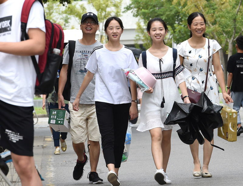 【中华人民共和国中央人民政府网站】南京:大学校园迎新生