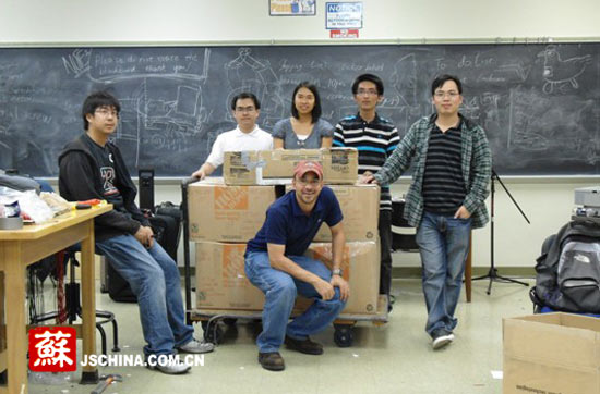 研发团队（右二为东南大学成贤学院大四生吴拓）。