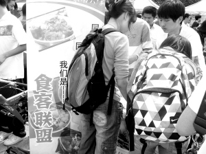 “吃货社团”在招会员。 记者 王晶卉 摄