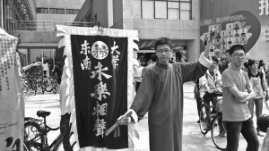 这身打扮，自然为的是吸引众多学子报名。江南时报记者 秦怀珠 摄