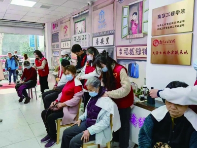 在新打造的社区服务中心内,社工、志愿者们定期为老人们提供按摩、理发等各项服务。 红庙物业 供图