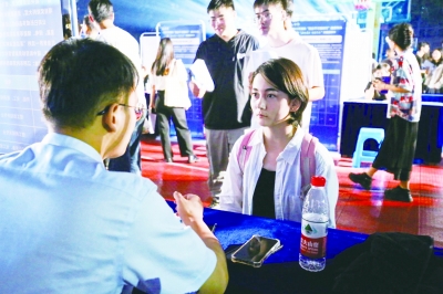 南京信息工程大学“人才夜市”现场。 学校供图