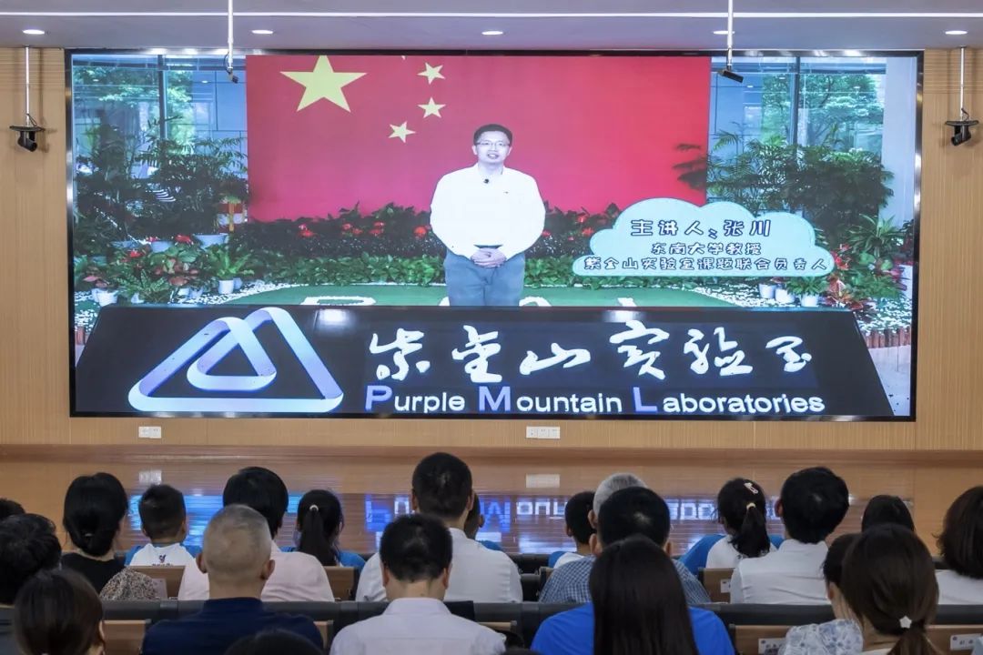 2024年南京市暨秦淮区“爱心暑托班”开班第一课集中活动现场，东南大学教授、紫金山实验室课题联合负责人张川为“爱心暑托班”的孩子们讲授开班第一课。