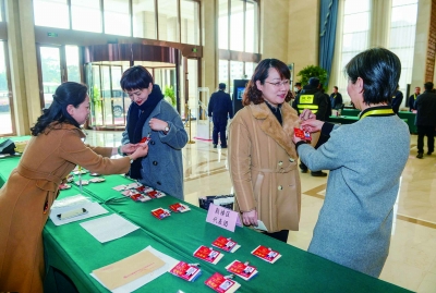 ▶1月11日，出席市十七届人大三次会议的代表们来到华山饭店报到点报到。 南京日报/紫金山新闻记者 冯芃 段仁虎 孙中元 摄