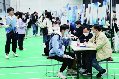 近日,南京航空航天大学2023届毕业生春季大型招聘会在将军路校区举行,吸引众多毕业生前来咨询应聘。通讯员 彭丽 南京日报/紫金山新闻记者 徐琦 摄