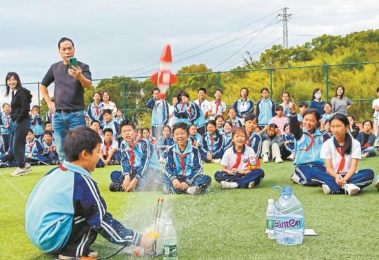 连江县下屿中学学生体验“火箭”发射。(受访学校供图) 连江县下屿中学学生体验“火箭”发射。(受访学校供图)