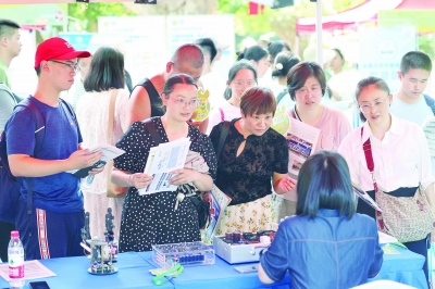 高招咨询会现场，吸引众多考生和家长前来咨询。通讯员 唐瑭 南京日报/紫金山新闻记者 徐琦 摄