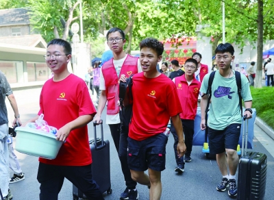 9月2日,南京大学校园,大学生志愿者在帮助新生搬运行李。 通讯员 于玥晗 南京日报/紫金山新闻记者 徐琦 摄