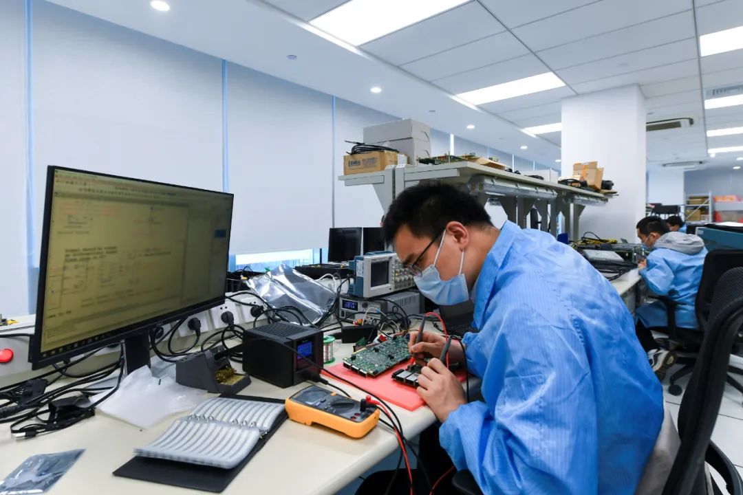 芯华章科技工作人员正在调试集成电路验证硬件系统。南京日报/紫金山新闻记者 孙中元 摄