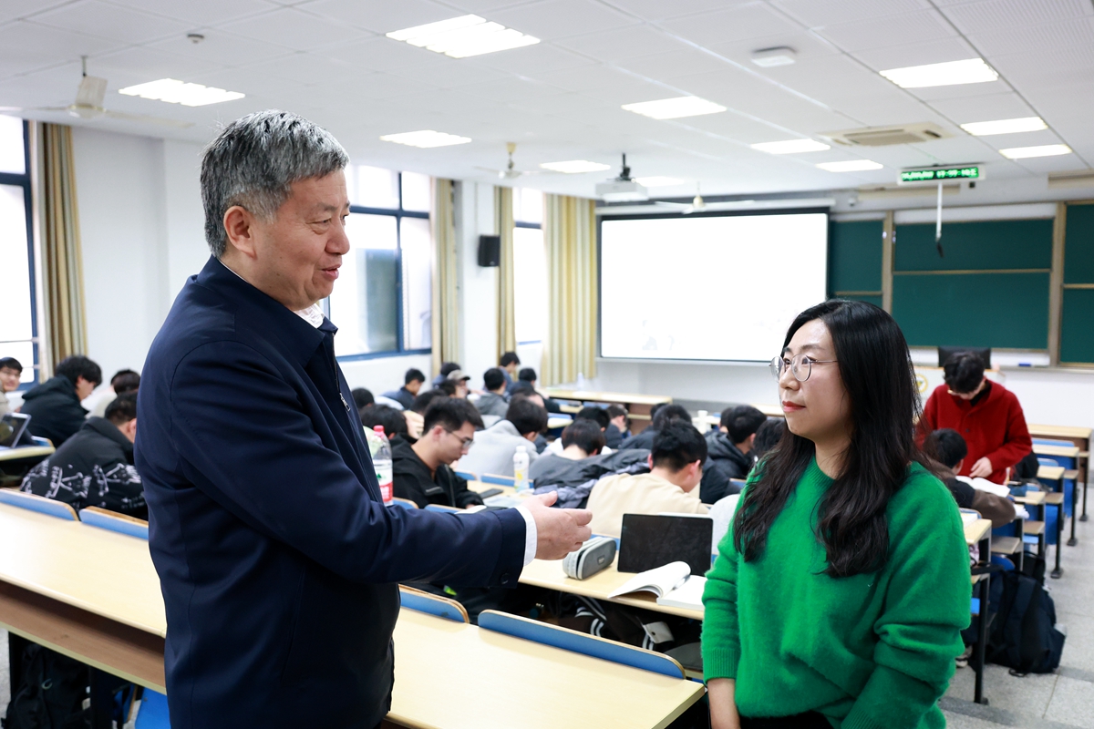 东南大学校长孙友宏深入第一课堂考察本科教学情况